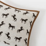 housse coussin carré motif chevaux rustique beige clair décor intérieur lit chaise voiture adhésif