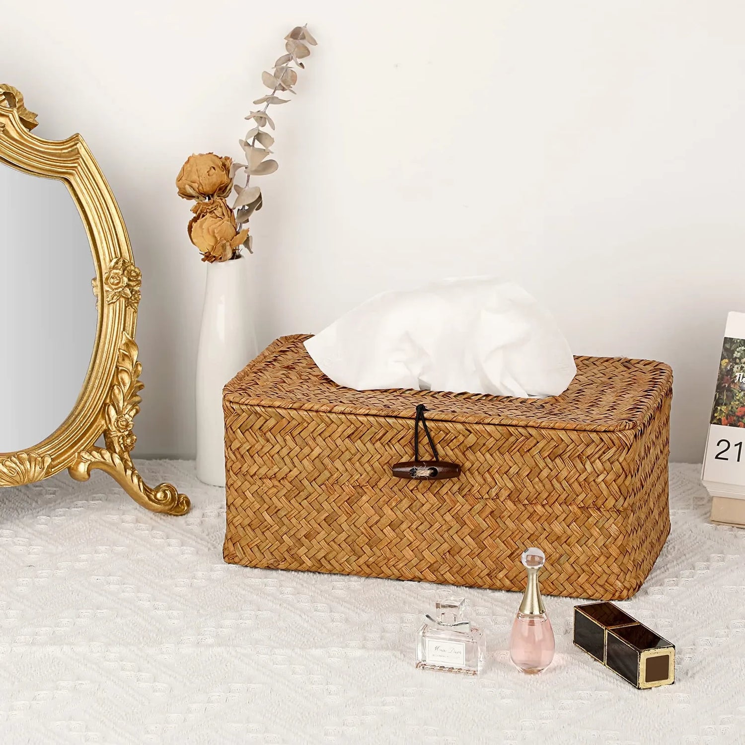 Boîte à mouchoirs blanche en paille naturelle dans un intérieur moderne