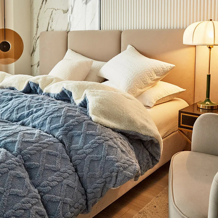 Housse de couette double face en cachemire artificiel bleu marine sur un lit