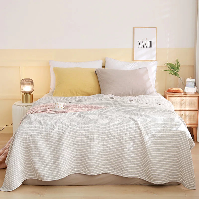 Chambre cosy aux tons pastel, avec un lit douillet, des coussins moelleux et un cadre décoratif sur le mur.