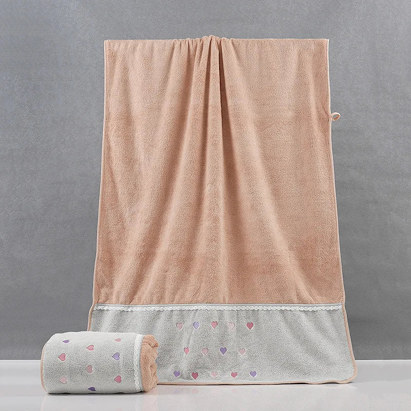 Une couverture douce et moelleuse avec des motifs de points colorés sur fond gris.