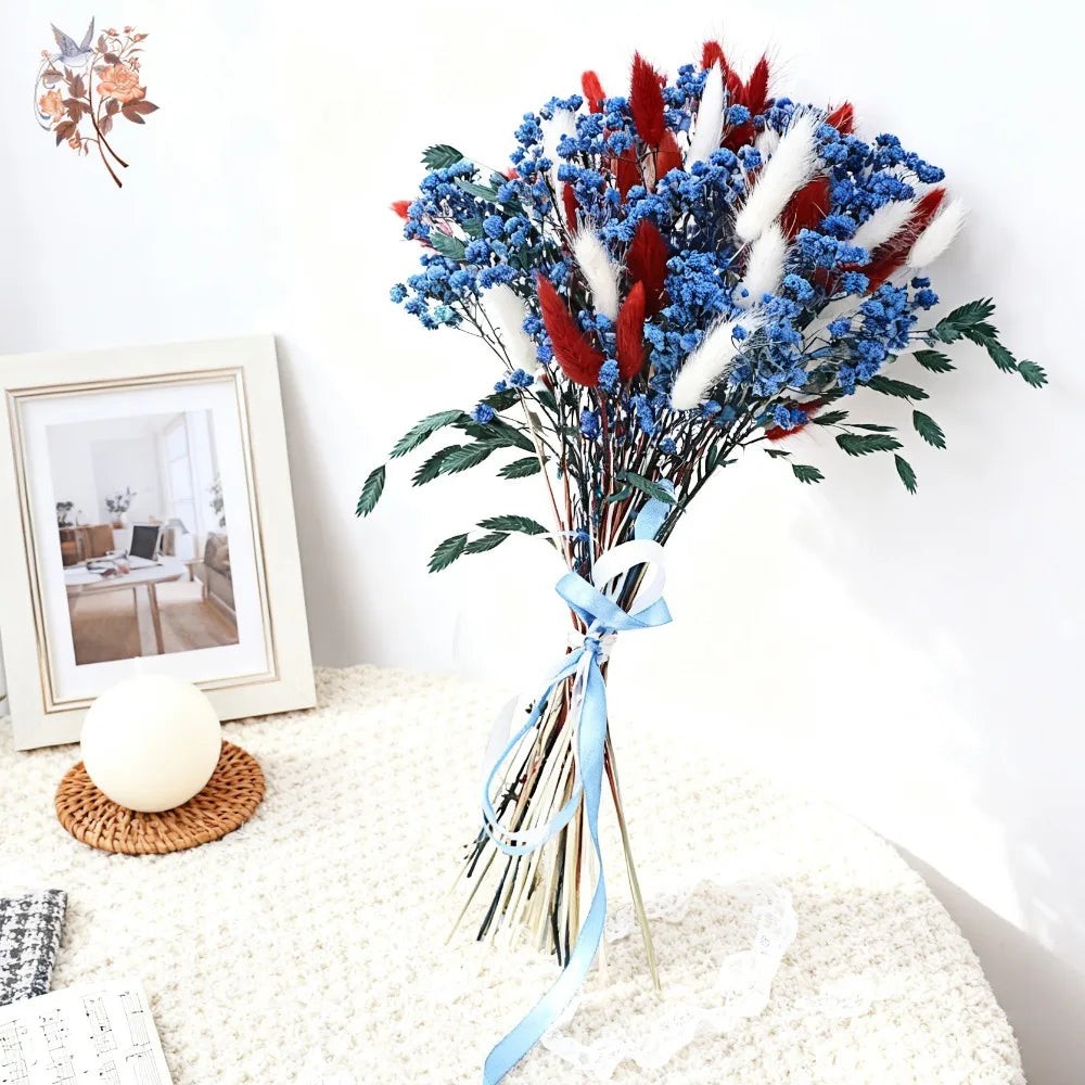 bouquet dried flowers rouge blanc bleu vert feuilles fleurs plumes ruban bleu naturel rustique