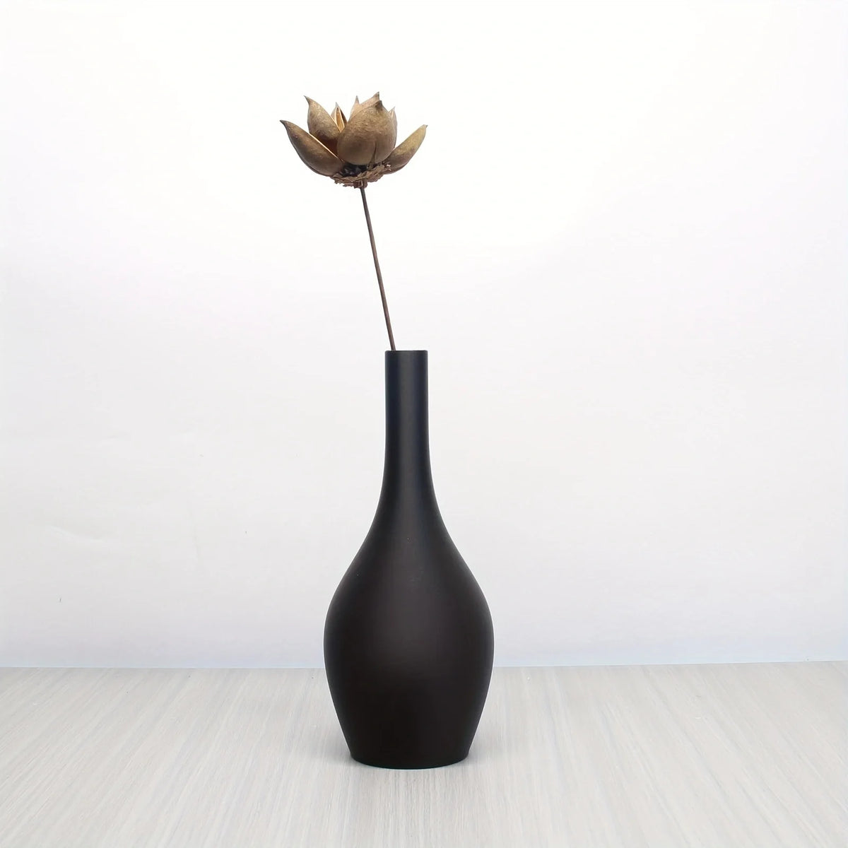 vase minimaliste moderne fleurs séchées noir blanc marron surface mate
