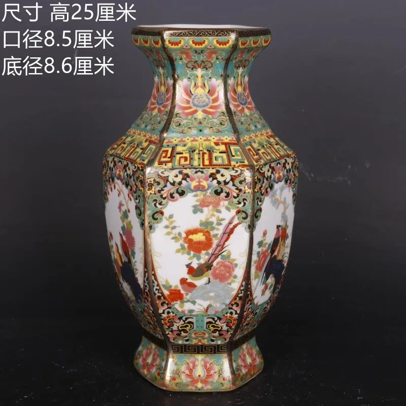 Vase octogonal en porcelaine colorée avec de magnifiques motifs floraux et géométriques traditionnels.