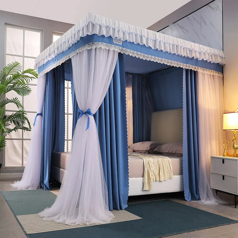 Un lit à baldaquin douillet et élégant, orné de rideaux bleus et de dentelle blanche, donnant à la pièce une atmosphère romantique et luxueuse.