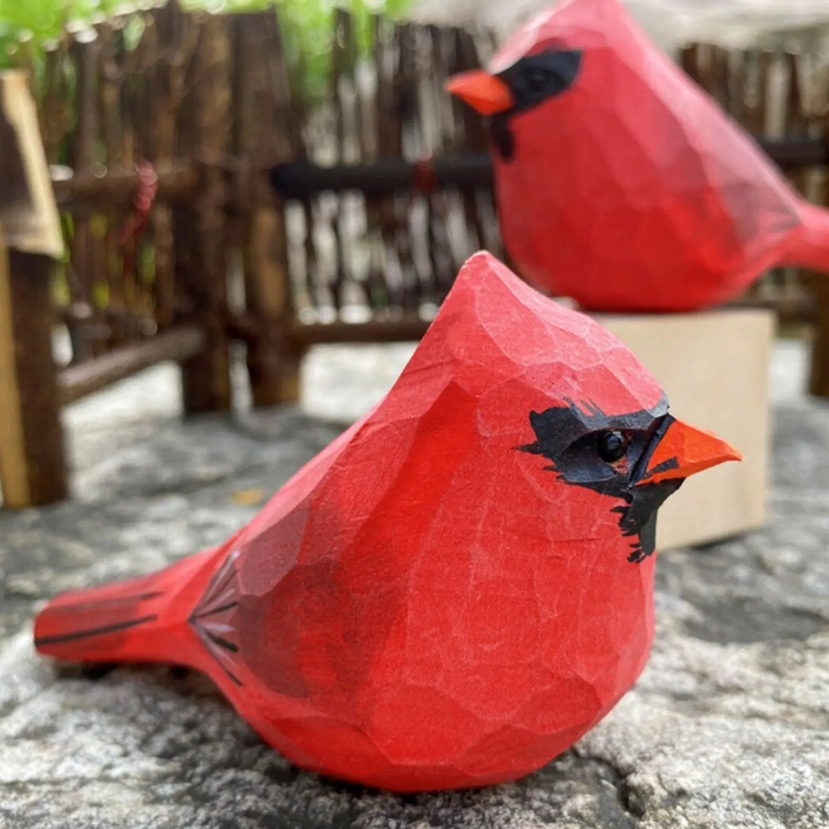 Oiseau porte-bonheur en bois sur étagère