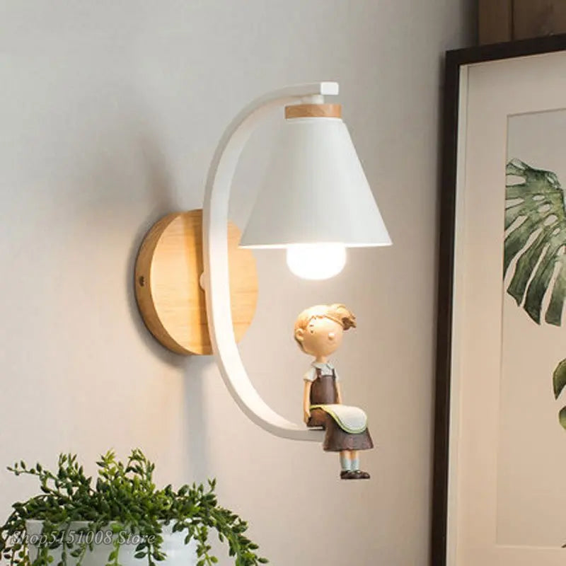 lampe murale moderne blanc bois figurine enfant assise chambre salon éclairage minimaliste design.texture bois