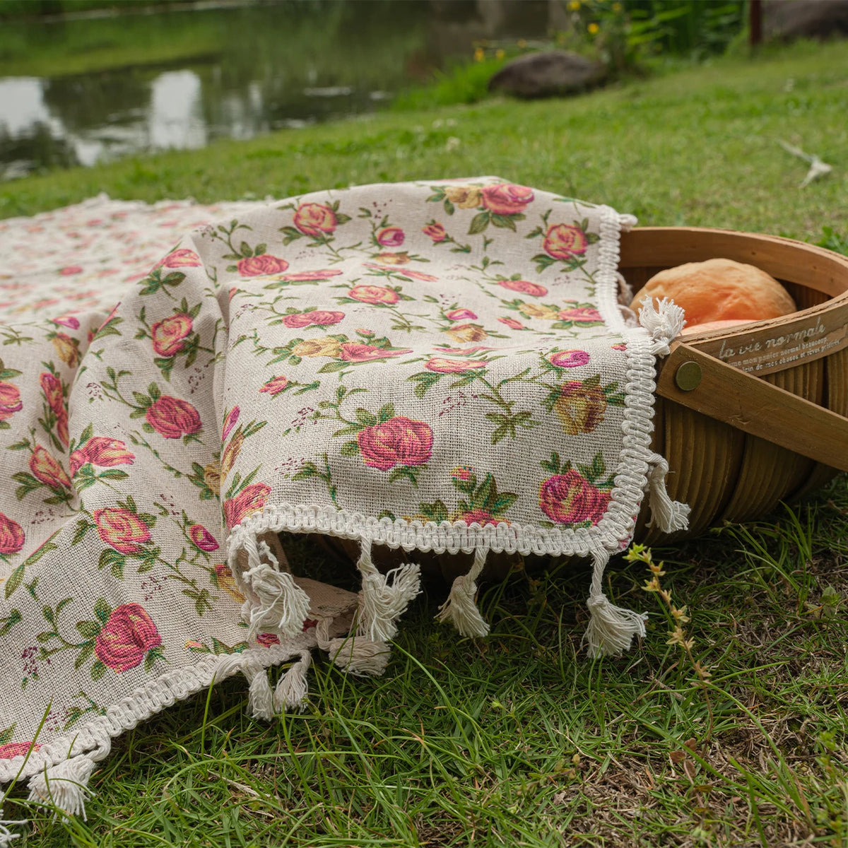serviette plage vintage fleurs roses jaunes fond beige adaptable plage camping randonnée
