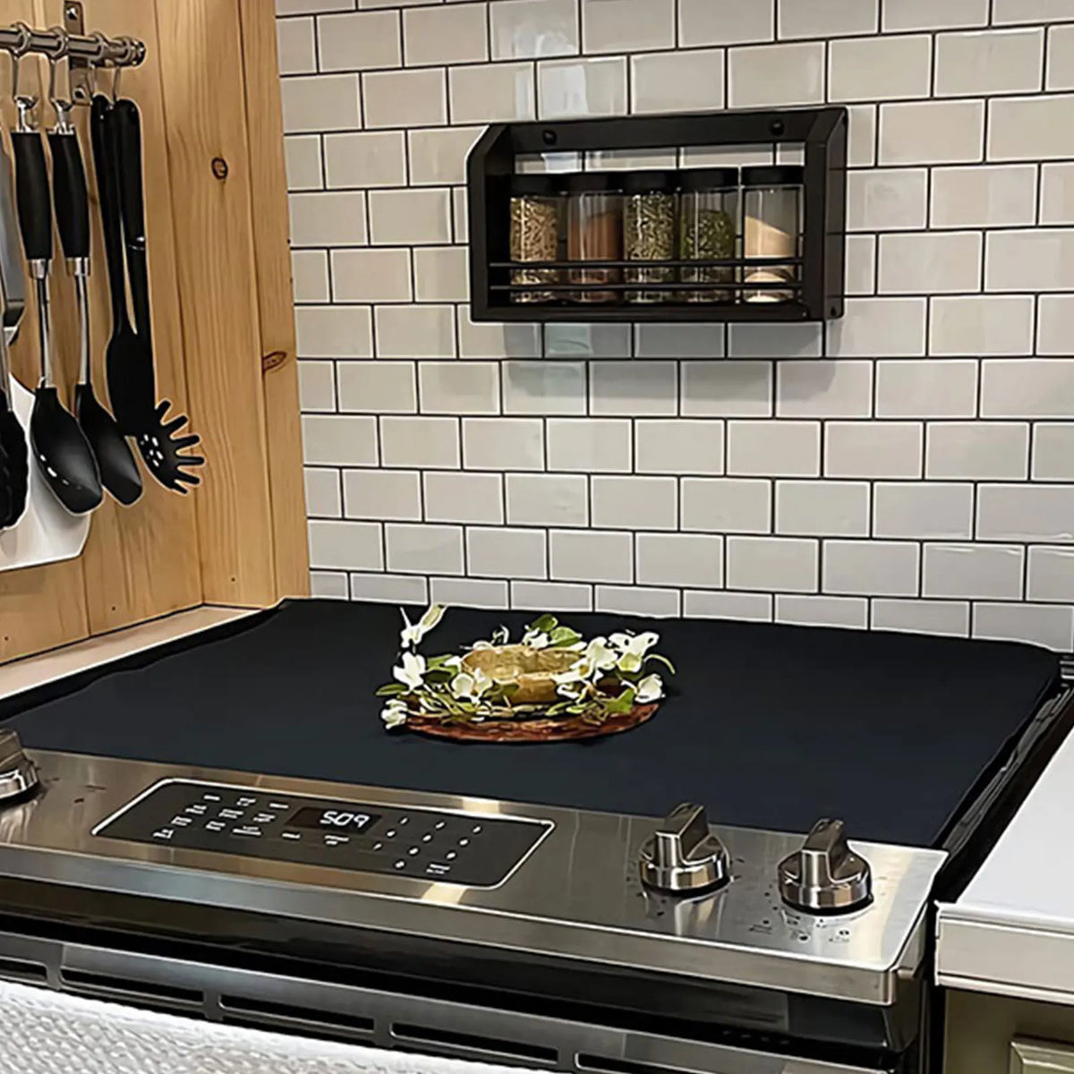 protège plaque cuisinière moderne noir texturé respectueux environnement tapis caoutchouc fixations