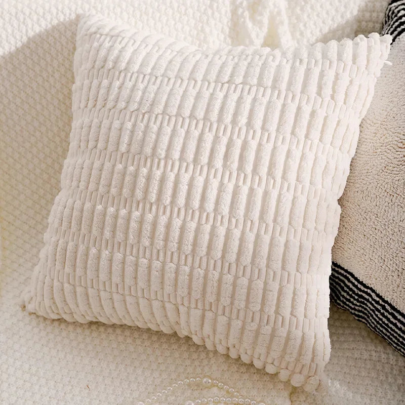 housse coussin décoration moderne motif géométrique brodé noir blanc pompons maison luxe