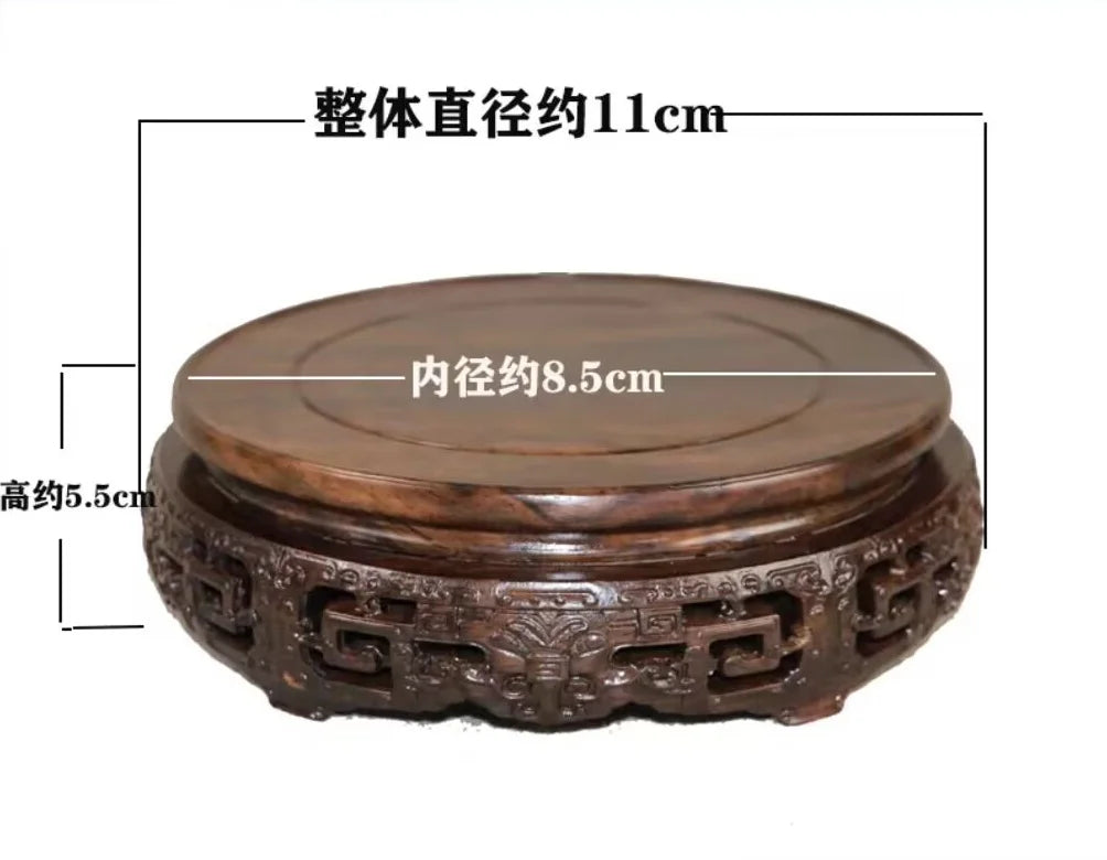 support circulaire bois sculpté artisanal traditionnel marron foncé détails complexes vase plantes décoration maison