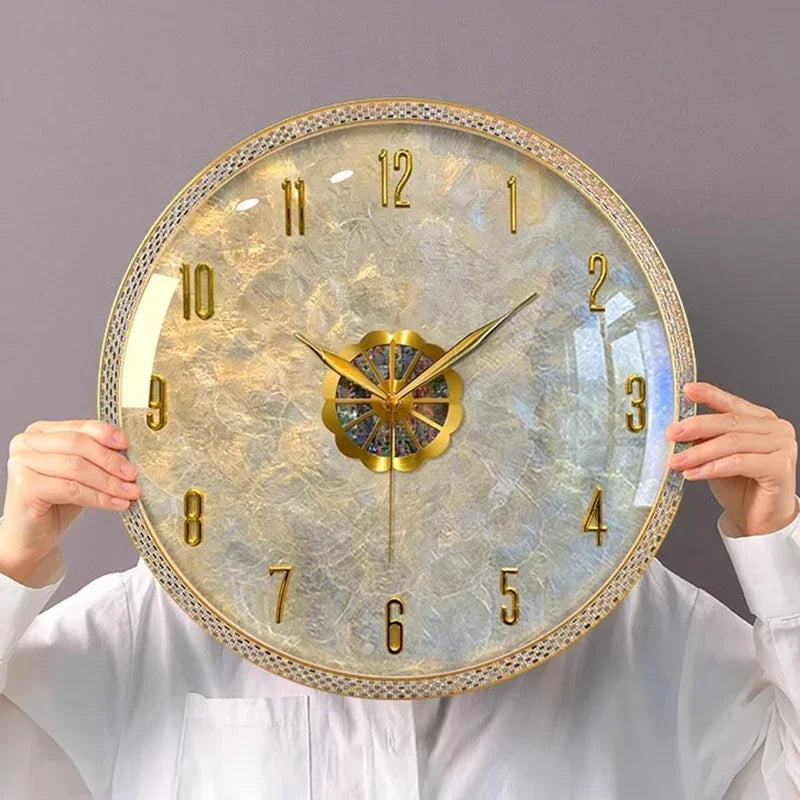 horloge murale moderne or blanc cassé marbre aiguille dorée transparente salon