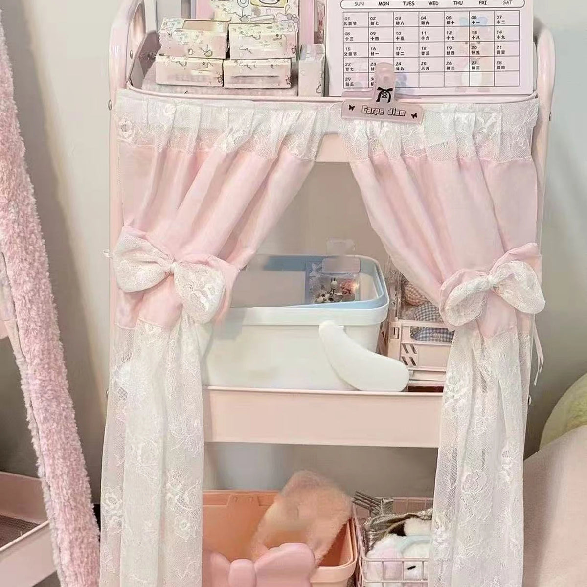 meuble roulettes rose clair dentelle blanche translucide féminin paniers rangement accessoires décoration bouquets fleurs