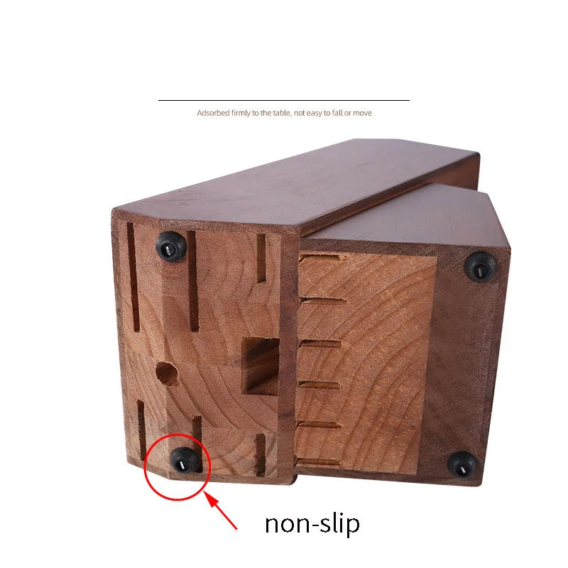 Porte-couteaux en bois dans une cuisine moderne, ambiance chaleureuse