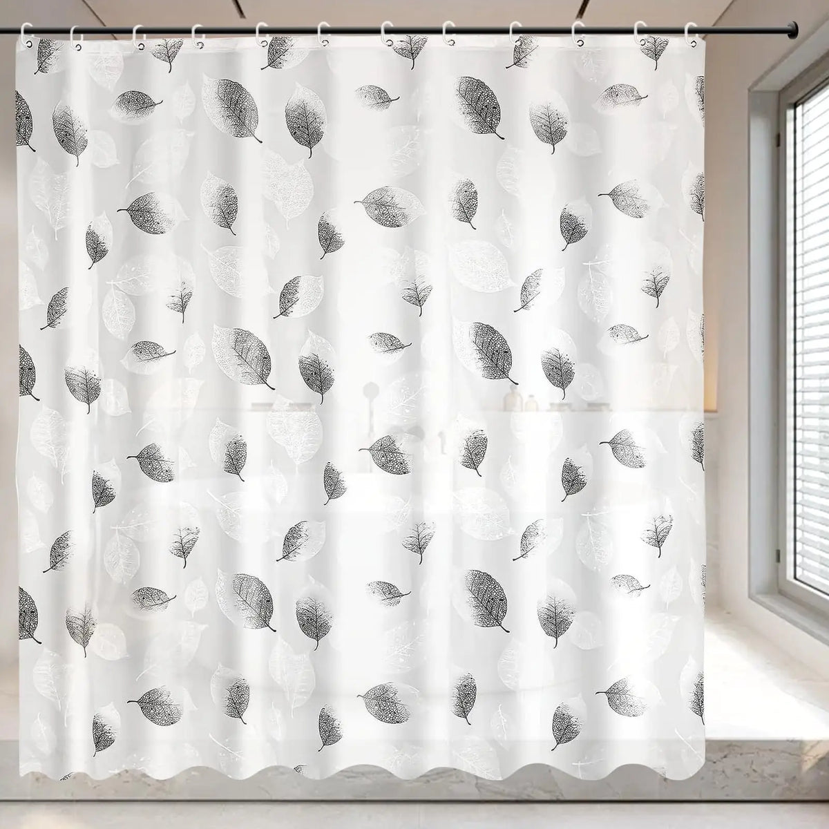 rideau douche moderne feuilles noires blanc semi transparent anneaux métalliques gris toilette