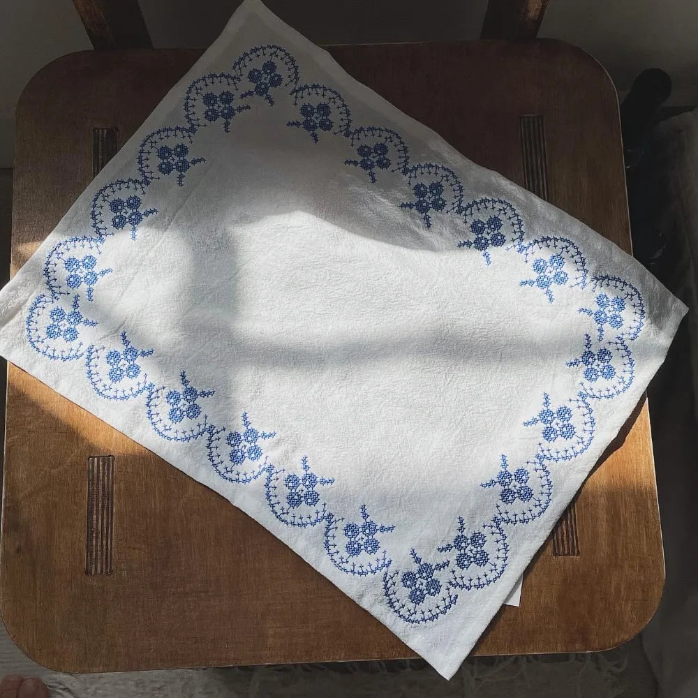 serviette coton brodée florale traditionnelle blanc bleu cuisine restaurant usage domestique