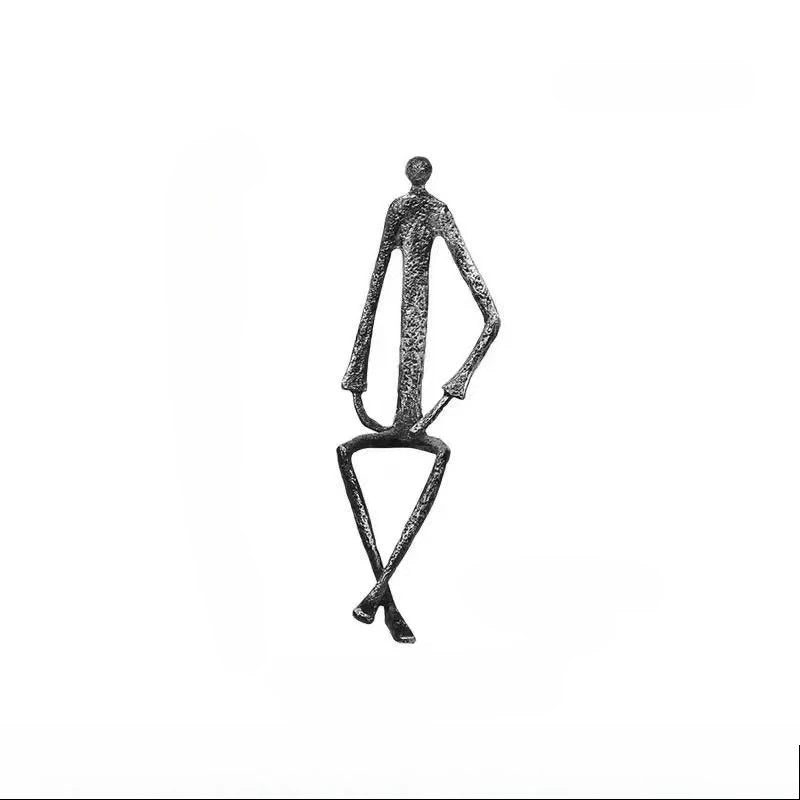 statues modernes minimalistes figures humaines assises noir texture brut forge lunettes livresintérieur