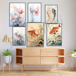 Une collection élégante d'illustrations de poissons rouges et de carpes Koï dans des styles variés, créant une atmosphère aquatique et apaisante dans cette pièce.