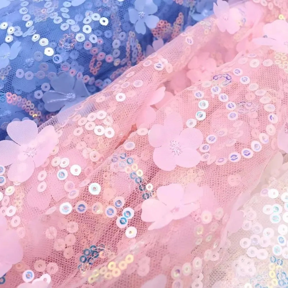 tissu vert clair jaune rose blanc fleurs blanches paillettes dorées tulle brodé élégant décoratif