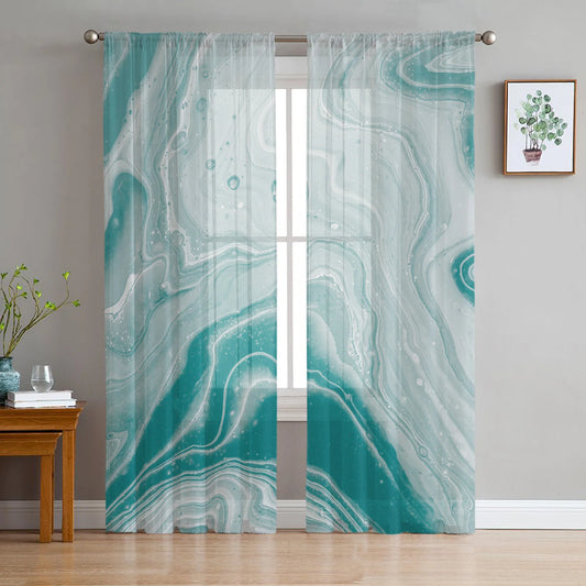 Voilage imprimé marbre bleu-vert accroché à une tringle, dans un intérieur moderne avec murs clairs et mobilier en bois.