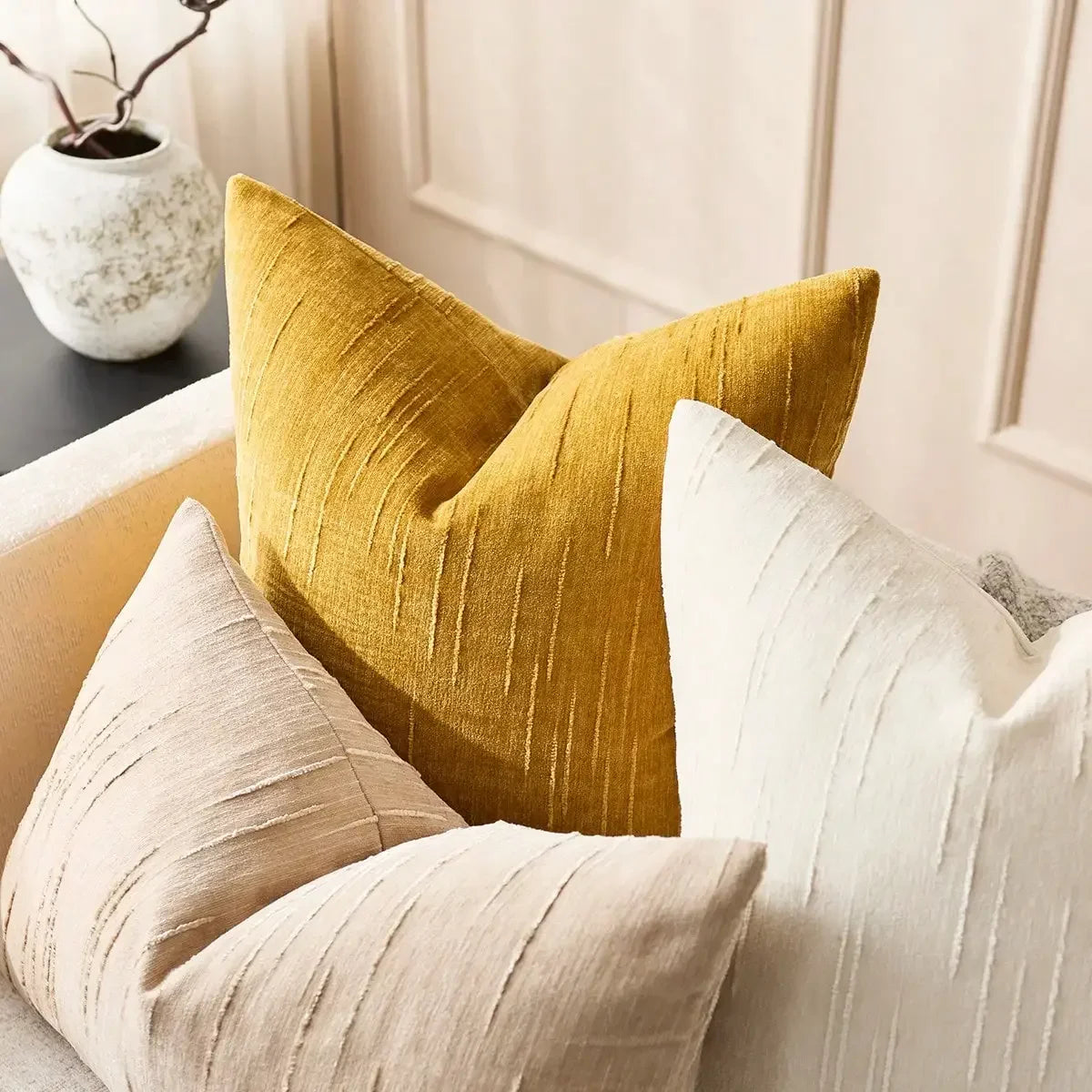 coussin decoratif moderne minimaliste 45x45cm texture striee couleur beige jaune blanc cassé