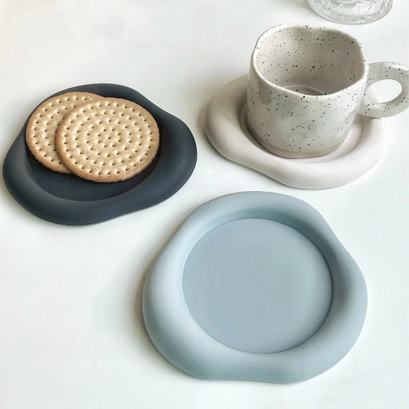 soucoupes modernes minimalistes gris blanc bleu clair unies antidérapantes thermiques respectueuses environnement