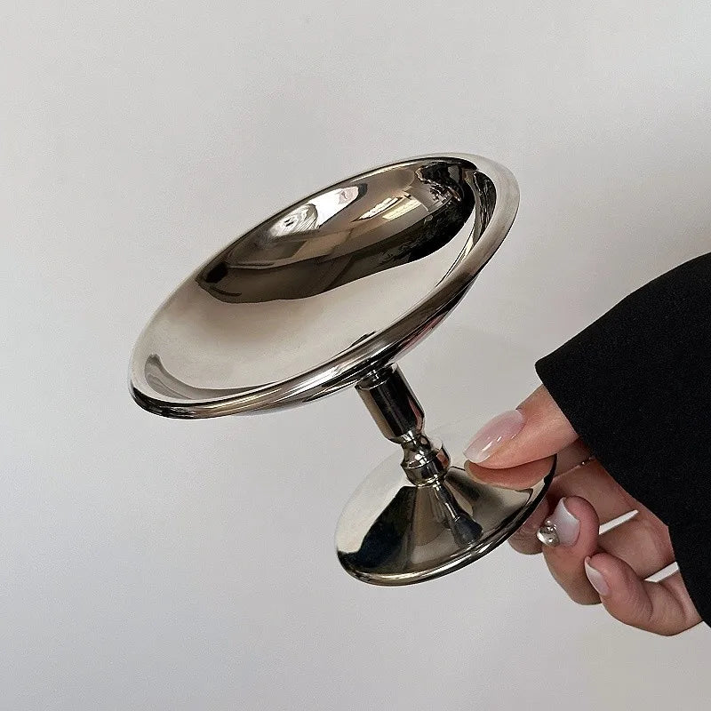 assiettes inox élégantes dessert figue crème caramel garniture vintage présentoirs métal argenteux