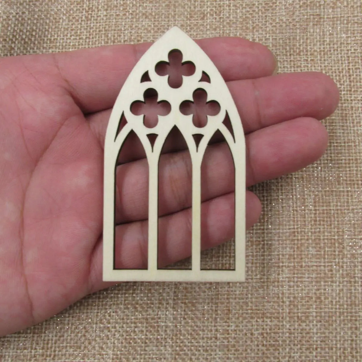 fenêtres décoratives gothiques arches croix motifs géométriques bois beige clair décoration intérieure artisanat miroir