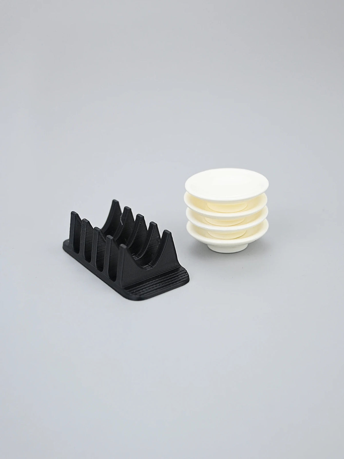 porte assiettes miniature noir blanc cuisine décoration diorama scène maison poupée accessoire photo réaliste