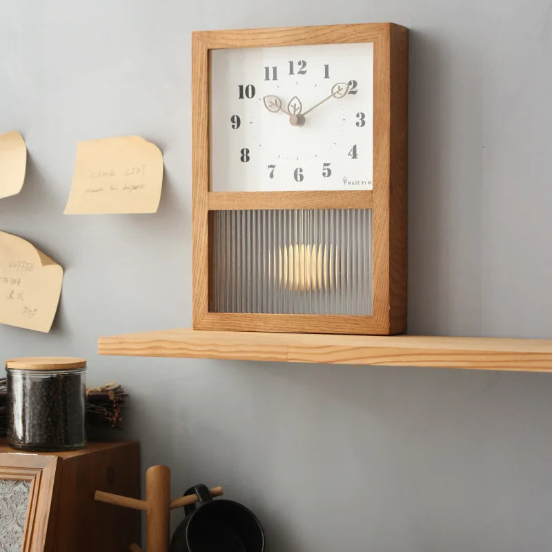 Horloge à balancier en bois naturel vue de côté