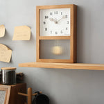 Horloge à balancier en bois naturel vue de côté