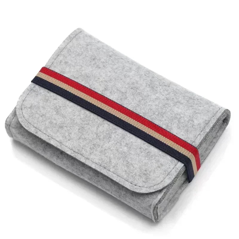 Sac ordinateur portable gris tissu doux moderne chargeurs adaptateurs câbles USB SSD HDD