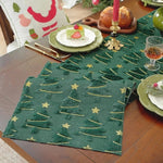 changement chemins table noël arbres étoiles dorées assiettes vertes verres bougie gâteau vase chandelier