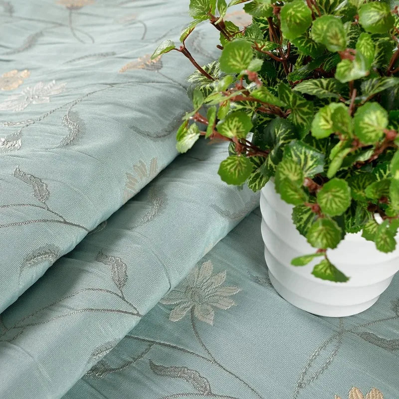 rideau bleu clair motif fleurs dorées classique occultant salon chambre fenêtre maison luxe
