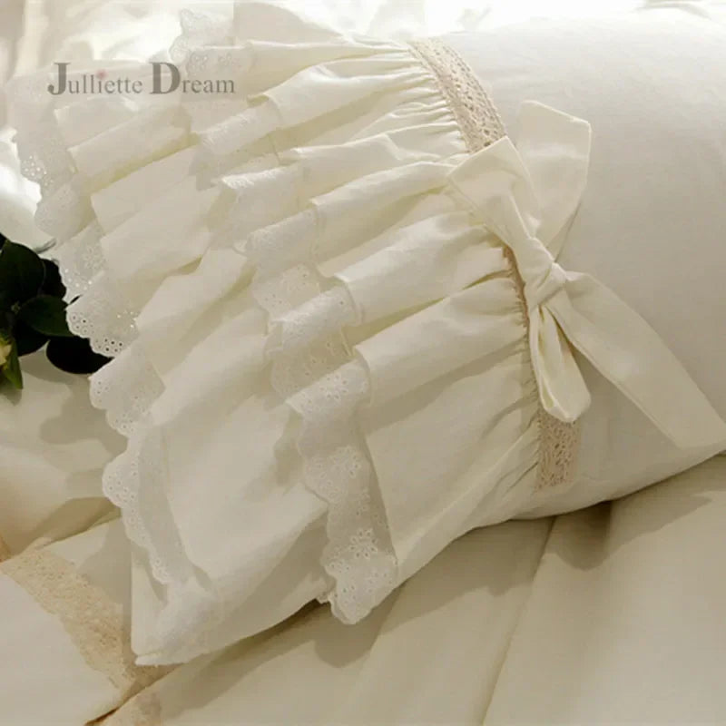 Détail de la dentelle à volants de la parure de lit beige