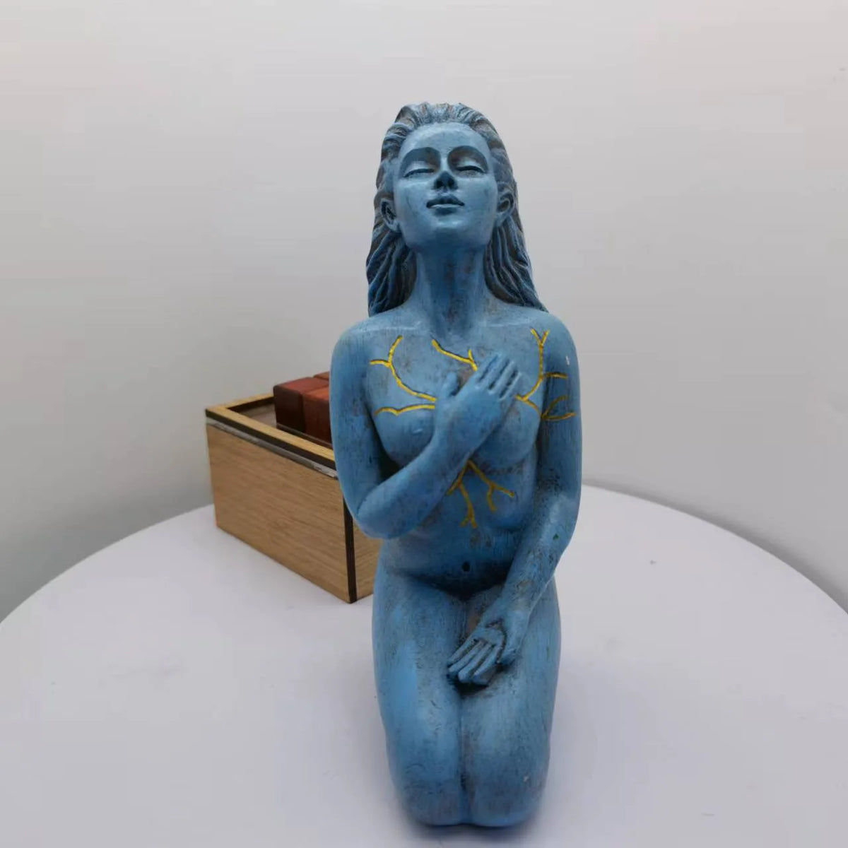 statue sculpturale résine bleue dorée cœur bois décor artistique méditation espace zen chambre