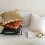 housse coussin décoratif carré couleur marron doré orange texture veloutée bord festonné scandinave minimaliste