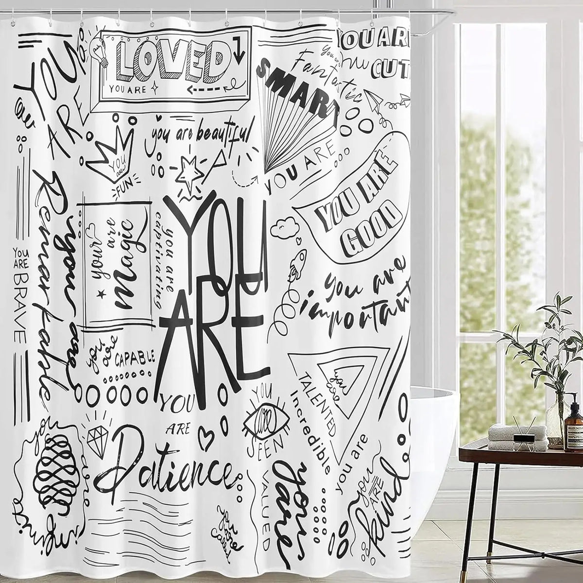 rideau douche blanc noir motifs positifs gribouillé métalliques tringle anneaux suspension salle bain