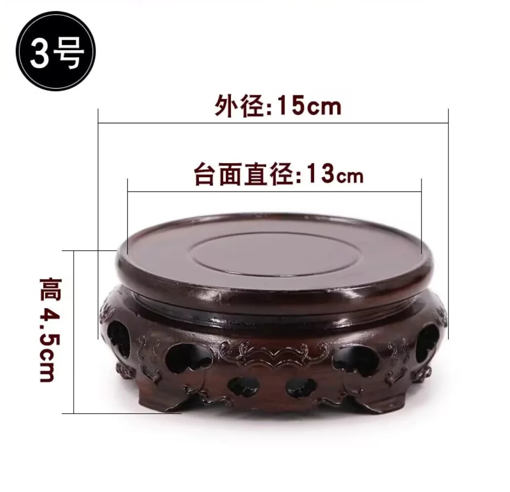 support circulaire bois sculpté artisanal traditionnel marron foncé détails complexes vase plantes décoration maison