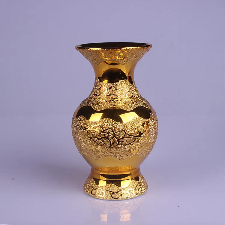 Vase décoratif en céramique dorée avec des motifs gravés.