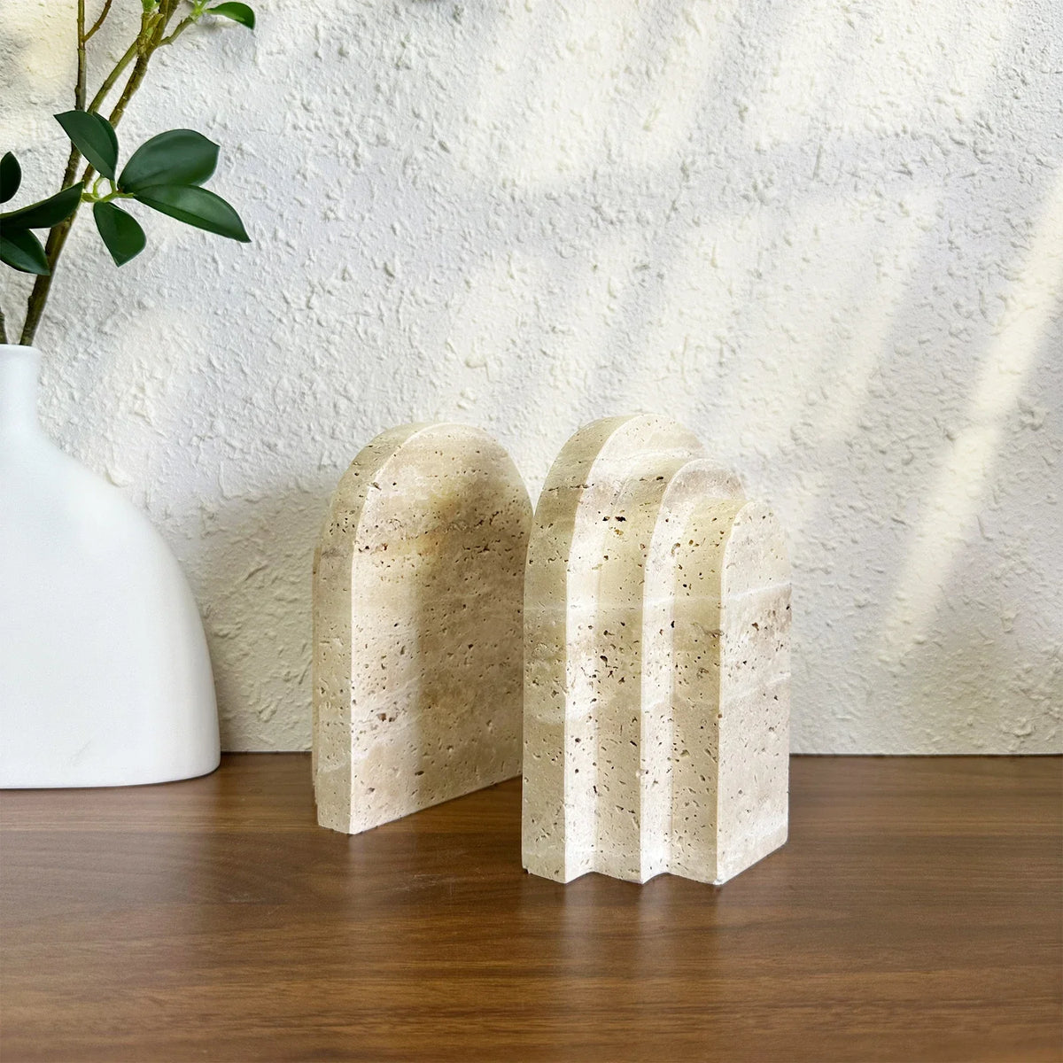support livres pierre naturelle moderne beige clair taches noires salon décoration