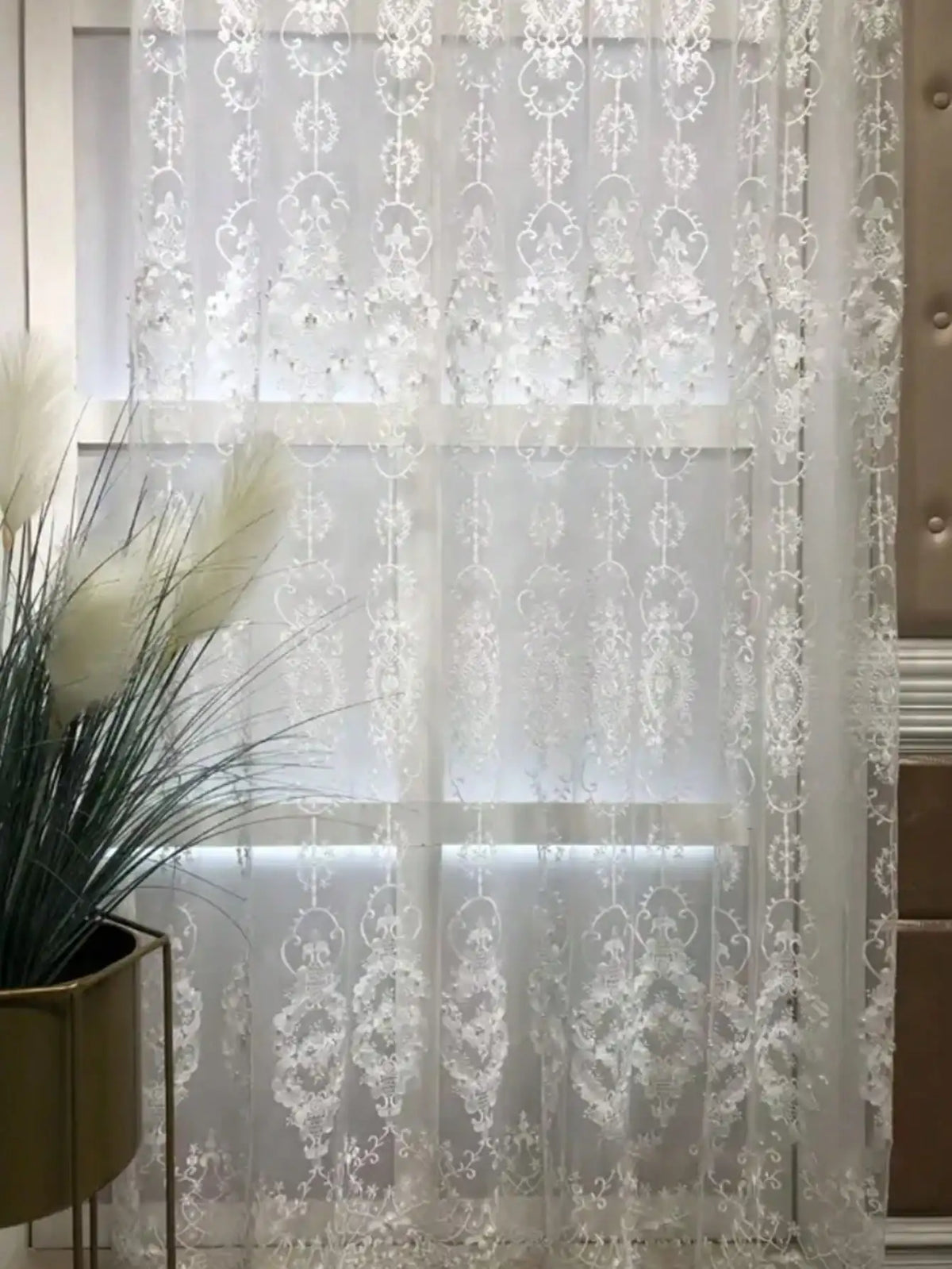 rideau blanc brodé fleurs transparent moderne élégant français chambre salon decoration blanches