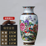 Vase de porcelaine décoré de motifs floraux et d'oiseaux colorés, avec des mesures indiquées.
