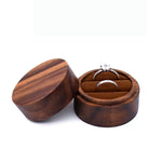 boîte bijoux marron grain bois classique coussin noir anneaux bague solitaire bague mariage étui