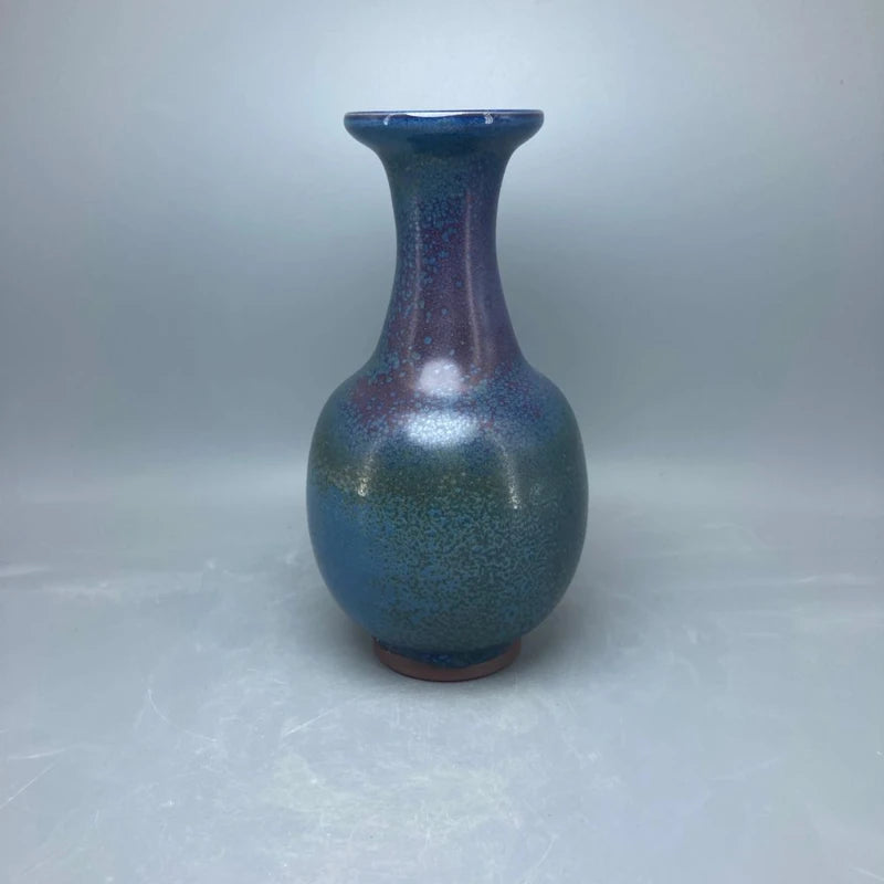 Vase en céramique aux couleurs irisées bleu et violet.