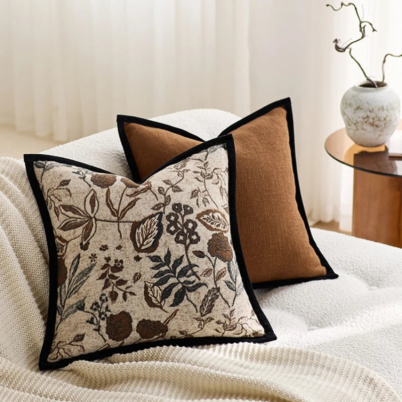 housse coussin carrée motif floral beige marron noir pompons moderne décoration maison