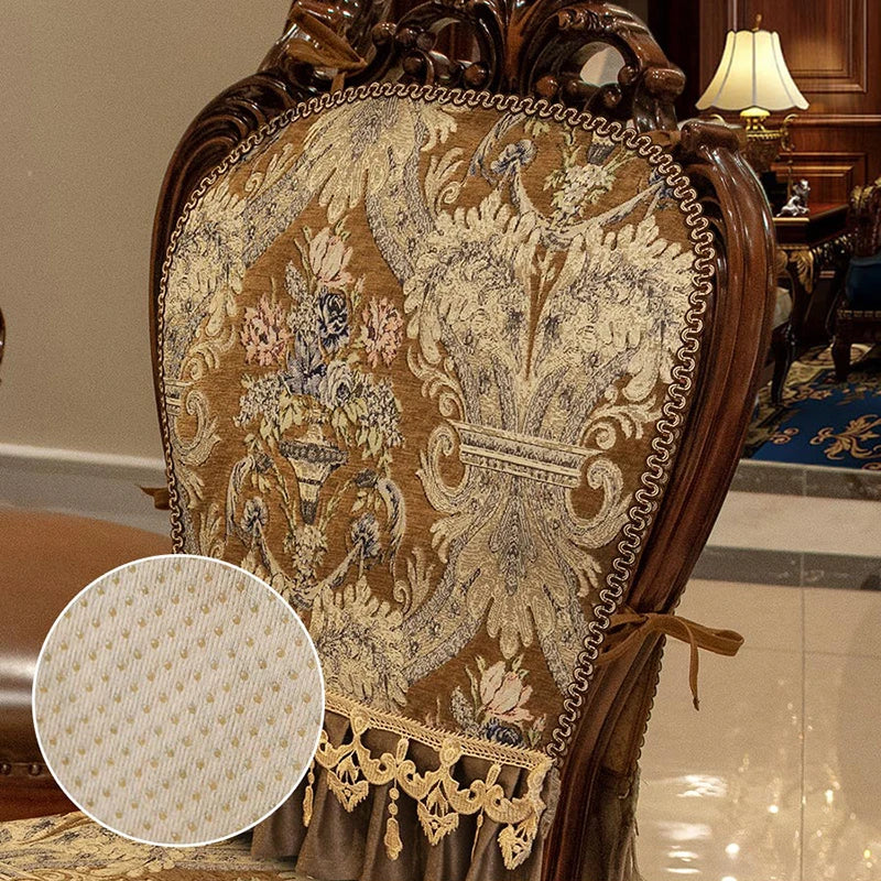 Élégant fauteuil doré avec un motif de fleurs et de feuilles finement brodés sur un tissu crème riche et texturé, rehaussé de détails décoratifs sophistiqués.