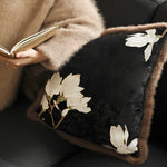 housse coussin carré noir motif floral blanc velours élégant décoration intérieure nordique ornement voiture