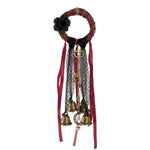 décoration boho chic couronne osier fleurs noires rubans dentelle cloches dorées porte