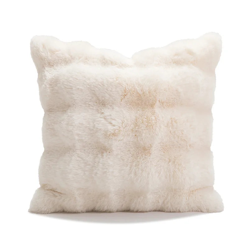 Coussin moelleux et douillet en fourrure blanche pour créer une ambiance cocooning et confortable.
